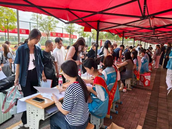 丹桂迎學(xué)子 青春赴新約——山東省菏澤藝術(shù)學(xué)校新生報(bào)到紀(jì)實(shí)